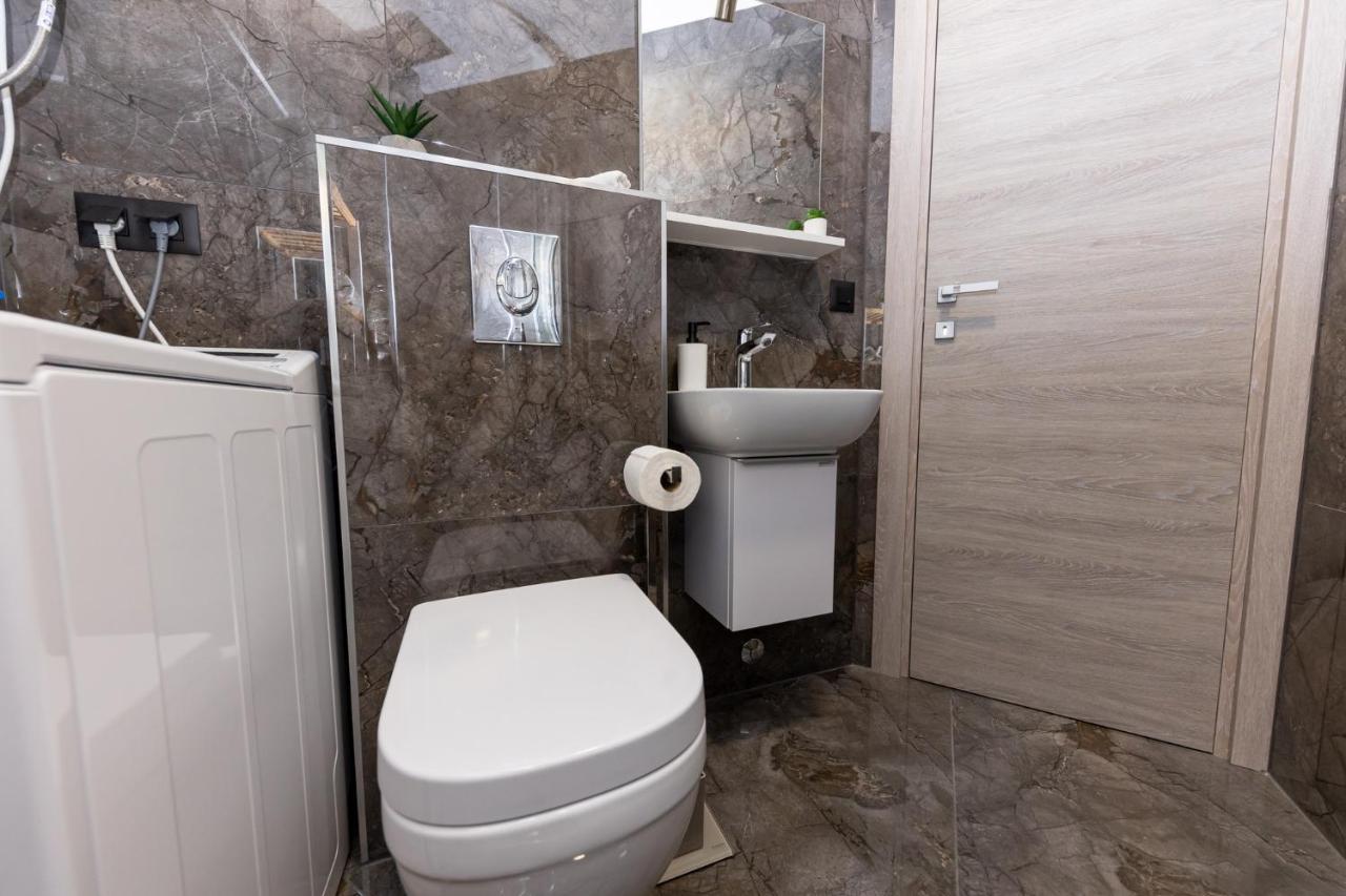 New Studio For 2, Free Private Garage Spot, Wi-Fi, 200 M From Mall Of Split Exteriér fotografie